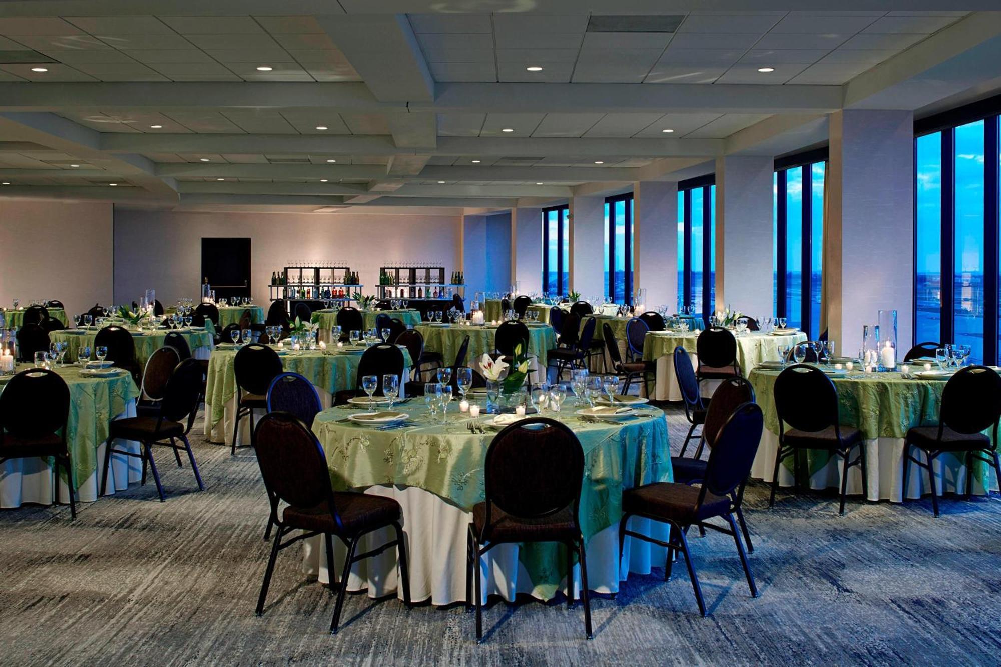 Renaissance St. Louis Airport Hotel Berkeley Екстериор снимка