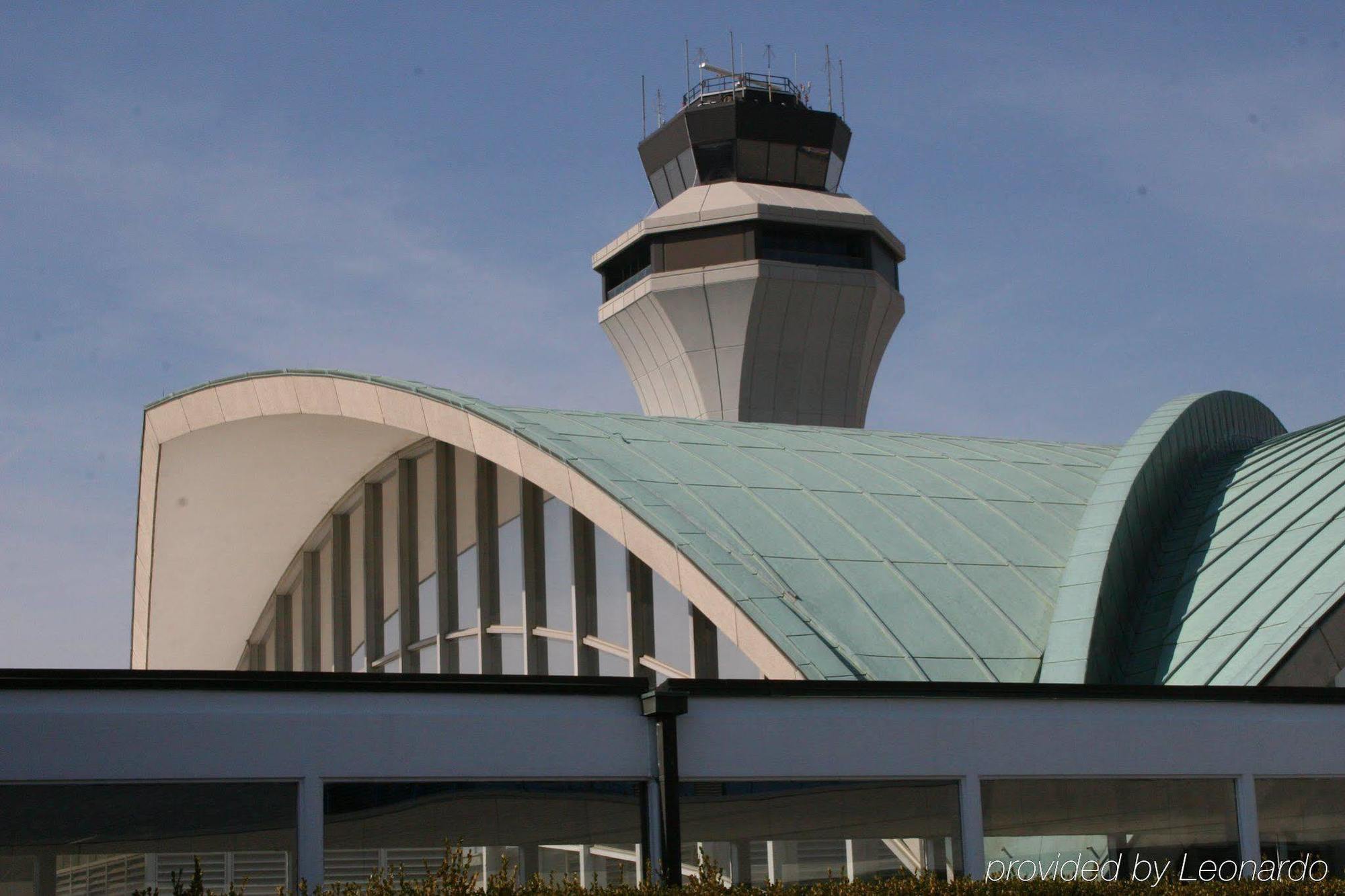 Renaissance St. Louis Airport Hotel Berkeley Екстериор снимка