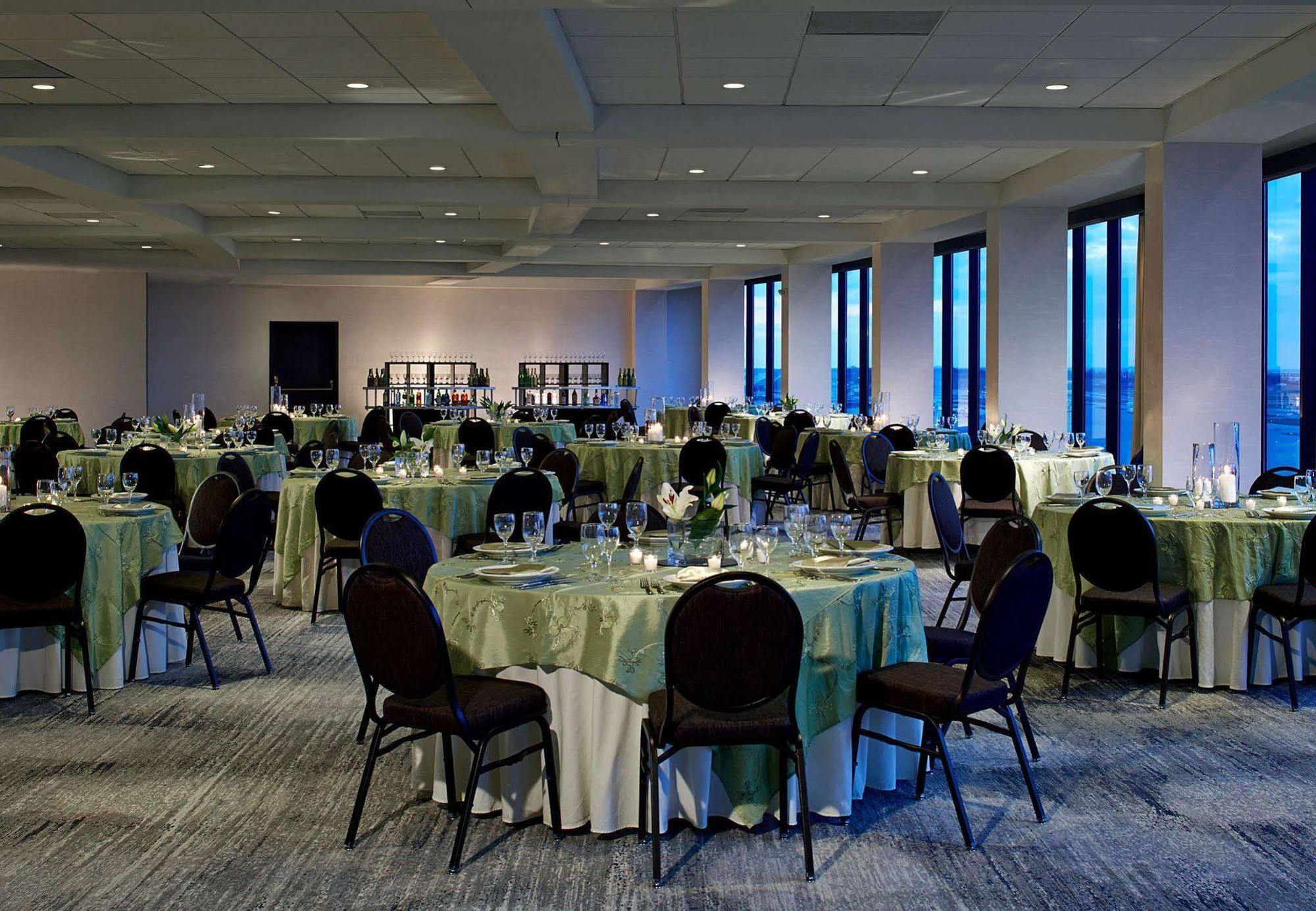 Renaissance St. Louis Airport Hotel Berkeley Екстериор снимка